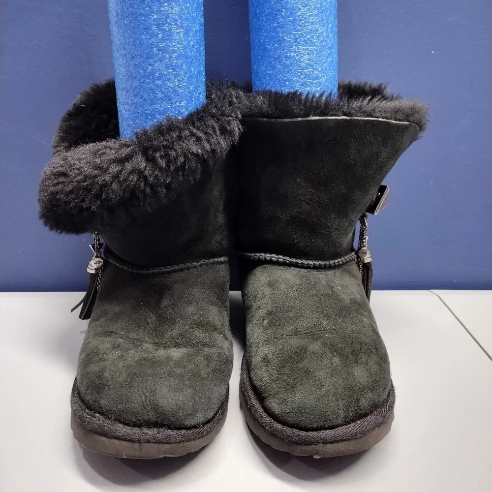 UGG Classic Tassle Charm Winter Ankle Boots Girls Size 4‎ Black Leather Faux Fur